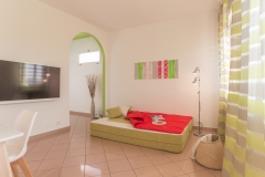 soggiorno con divano letto aperto